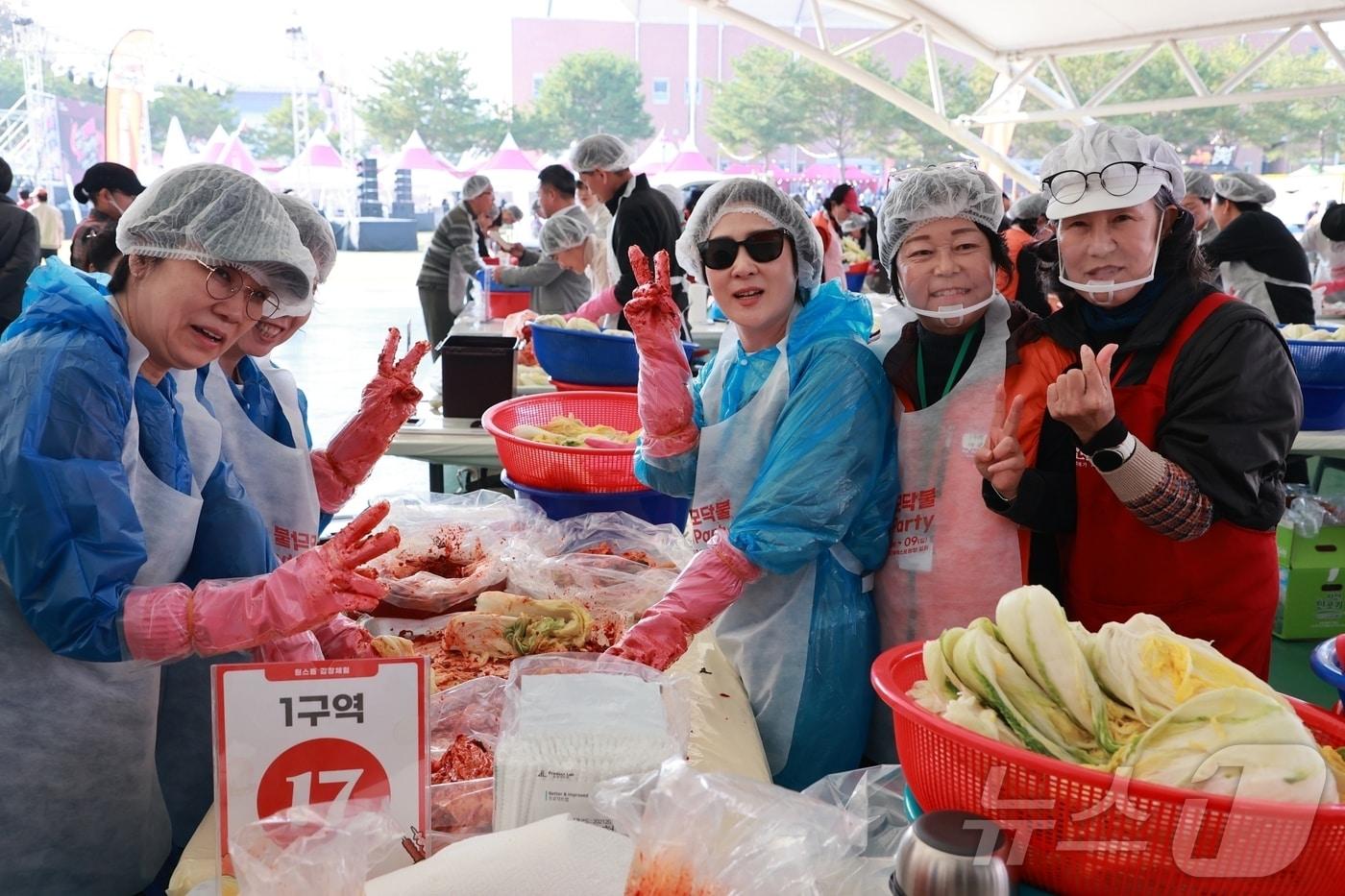 6일 개막한 충북 괴산김장축제에서 관람객이 김장체험을 하고 있다.&#40;괴산군 제공&#41;.2025.11.06//뉴스1 ⓒ News1 이성기 기자