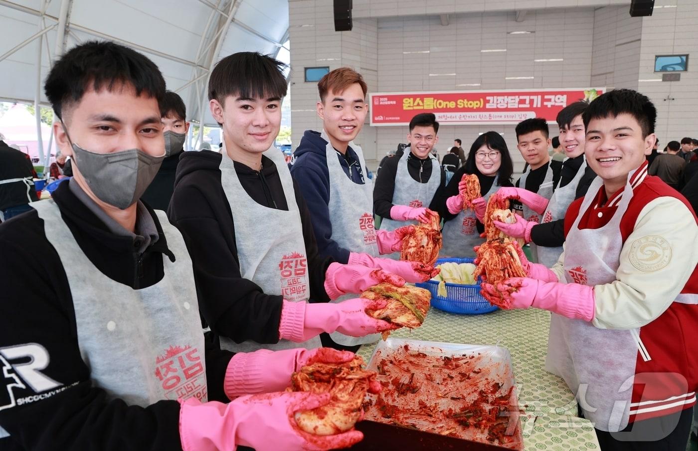 본문 이미지 - 6일 개막한 충북 괴산김장축제에서 외국인 관람객이 김장체험을 하고 있다.(괴산군 제공).2025.11.06//뉴스1 ⓒ News1 이성기 기자
