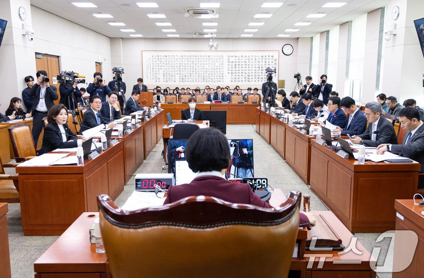 6일 서울 여의도 국회에서 열린 법제사법위원회 제429회국회&#40;정기회&#41; 제12차 전체회의에서 추미애 위원장이 의사봉을 두드리고 있다. 2025.11.6/뉴스1 ⓒ News1 이승배 기자