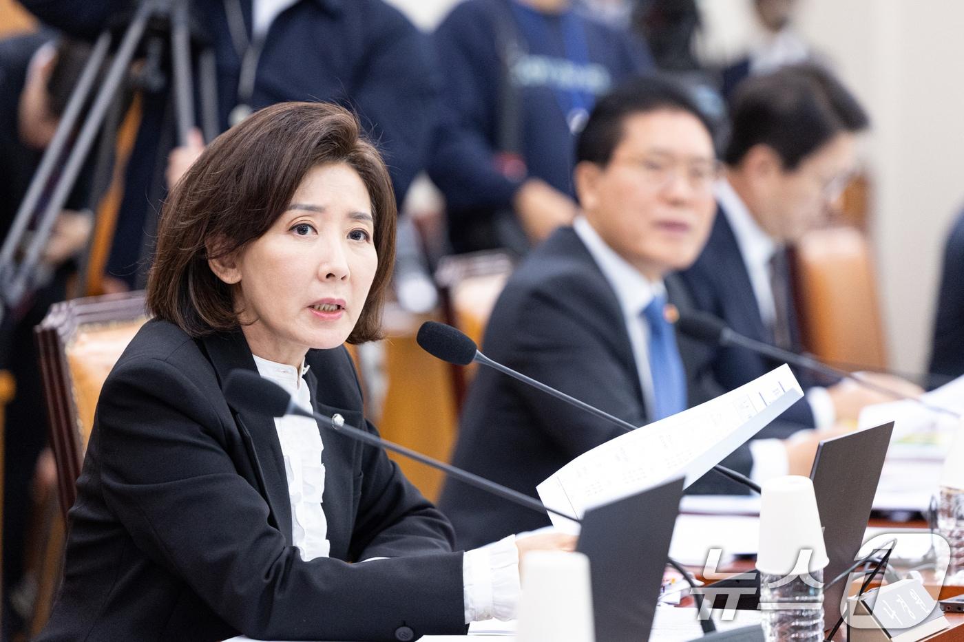 6일 서울 여의도 국회에서 열린 법제사법위원회 제429회국회&#40;정기회&#41; 제12차 전체회의에서 나경원 국민의힘 의원이 의사진행 발언권을 신청하고 있다. 2025.11.6/뉴스1 ⓒ News1 이승배 기자