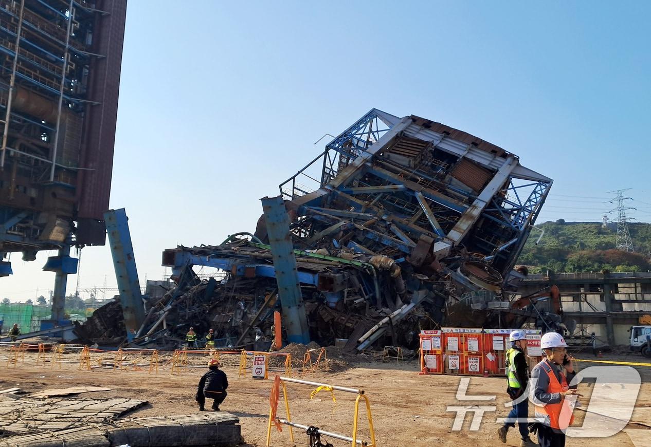 본문 이미지 - 6일 오후 울산 남구 용잠로 울산화력발전소 내 구조물이 붕괴돼 있다. 이 사고로 근로자 7명이 매몰된 것으로 추정된다. &#40;울산소방본부 제공. 재판매 및 DB 금지&#41; 2025.11.6/뉴스1 ⓒ News1 조민주 기자
