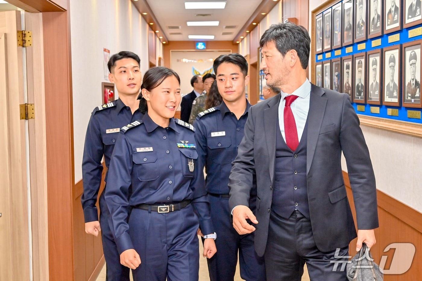 6일 최영진 중앙대학교 정치국제학과 교수가 공군사관생도들과 함께 공군사관학교를 둘러보며 대화를 나누고 있다. &#40;국방부 제공&#41;