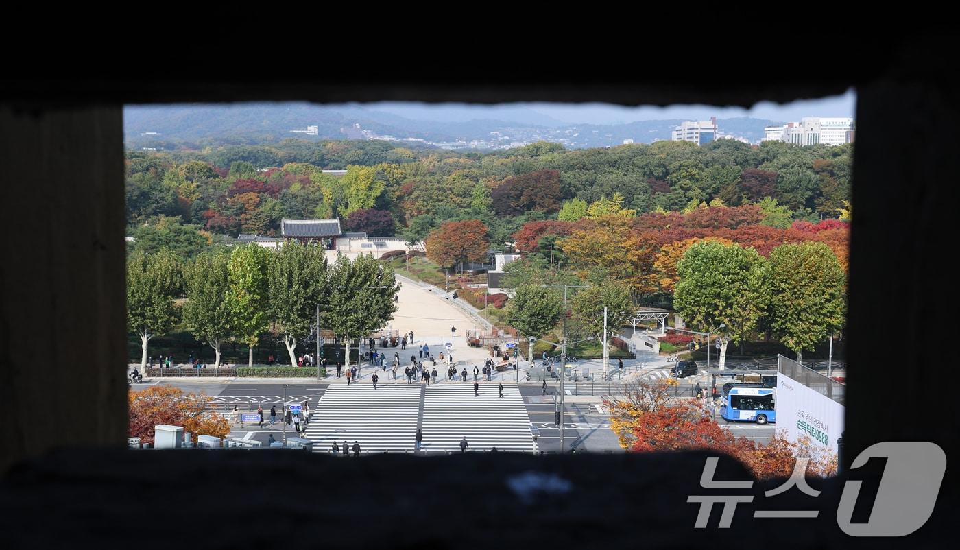 서울시가 국가유산청과 협의 없이 문화유산 인근 건설공사를 규제하는 조례 조항을 삭제한 것은 위법하지 않다는 대법원 판단이 6일 나왔다. 이번 판결로 서울시가 지난달 30일 고시한 유네스코 세계문화유산 종묘 앞 세운 4구역 재개발 계획도 탄력을 받을 전망이다. 서울시는 세운 4구역의 건물 최고 높이를 기존 71.9m에서 141.9m로 상향 조정했다. 사진은 이날 오후 서울 종로구 종묘 모습. 2025.11.6/뉴스1 ⓒ News1 오대일 기자