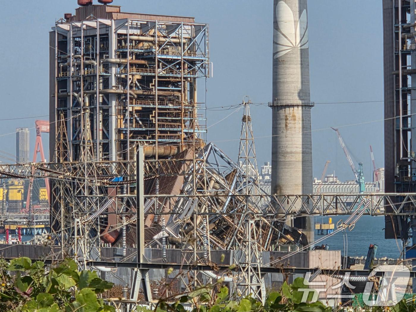 본문 이미지 - 6일 오후 울산 남구 용잠로 울산화력발전소 내 구조물이 붕괴돼 있다. 이 사고로 근로자 7명이 매몰된 것으로 추정된다. (독자 제공. 재판매 및 DB 금지) 2025.11.6/뉴스1 ⓒ News1 조민주 기자