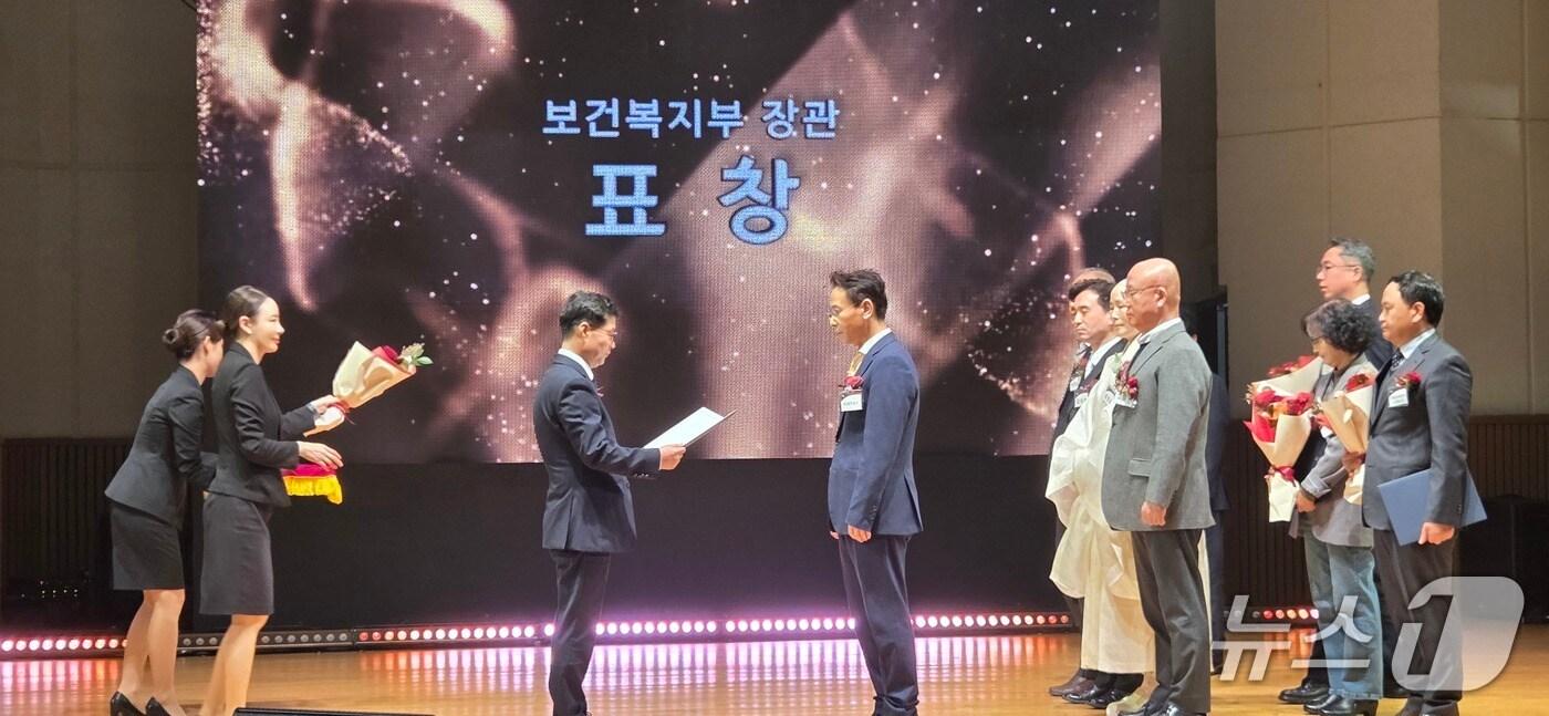 ‘제14회 대한민국 나눔국민대상 국민공모’에서 보건복지부 장관표창을 받고 있는 부산항만공사 &#40;BPA 제공. 재판매 및 DB 금지&#41;