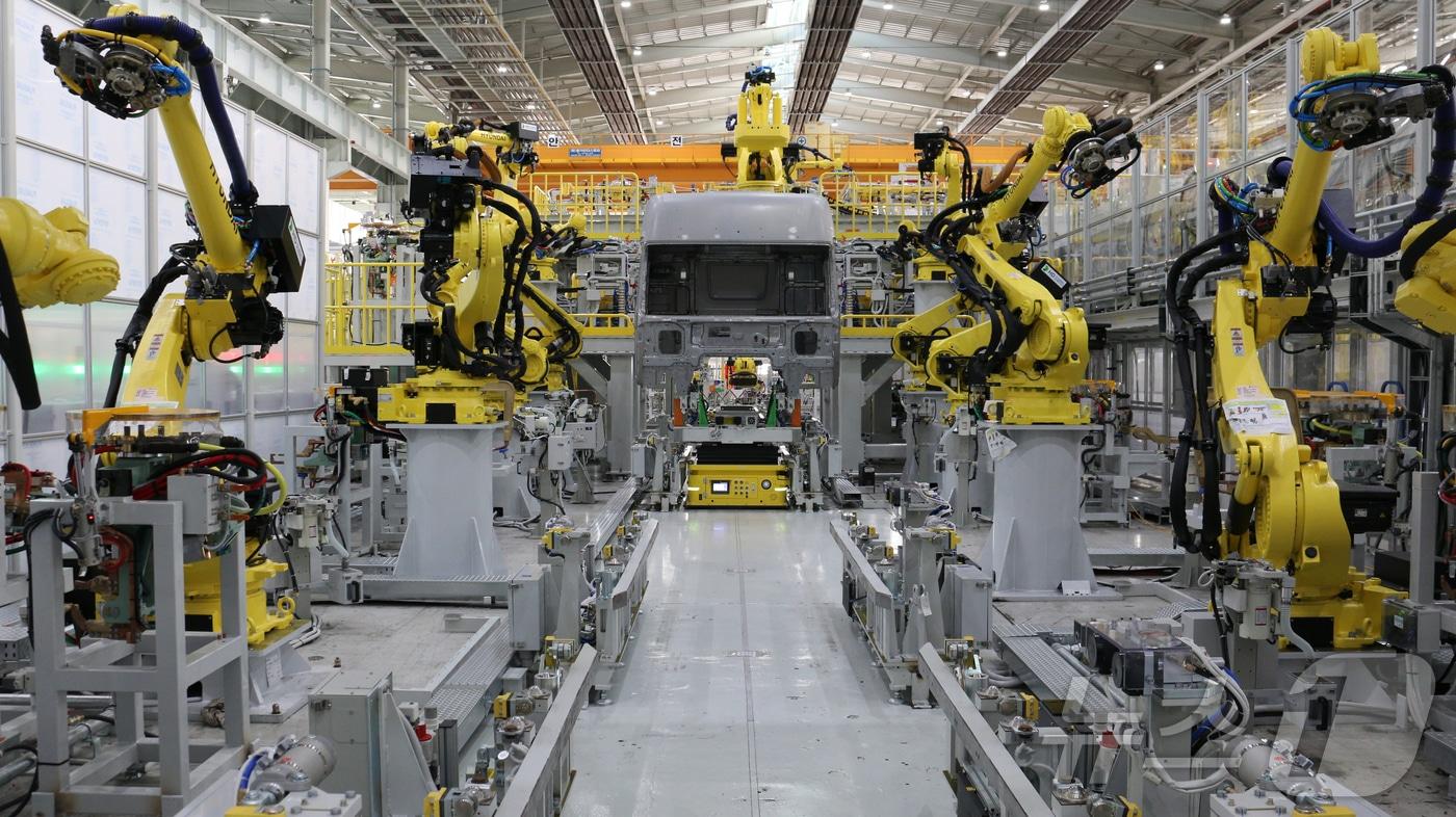 현대자동차와 기아가 제조 기술의 현재와 미래 비전을 총망라한 &#39;E-FOREST TECH DAY&#40;이포레스트 테크 데이&#41; 2025’를 화성과 울산 사업장에서 성황리에 마무리했다고 6일 밝혔다. 사진은 &#39;고가반 로봇 활용 AGV 차체 라인&#39;은 기존의 기계식 셔틀 대신 무인 운반차&#40;AGV&#41;. &#40;현대차·기아 제공. 재판매 및 DB 금지&#41; 2025.11.6/뉴스1