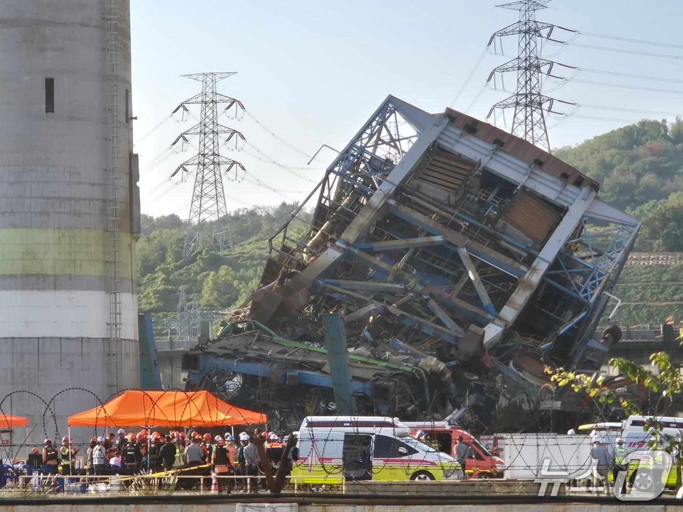 본문 이미지 - 6일 오후 울산 남구 용잠로 울산화력발전소 내 구조물이 붕괴돼 있다. 이 사고로 근로자 7명이 매몰된 것으로 추정된다. 2025.11.6/뉴스1ⓒ 뉴스1 박정현 기자