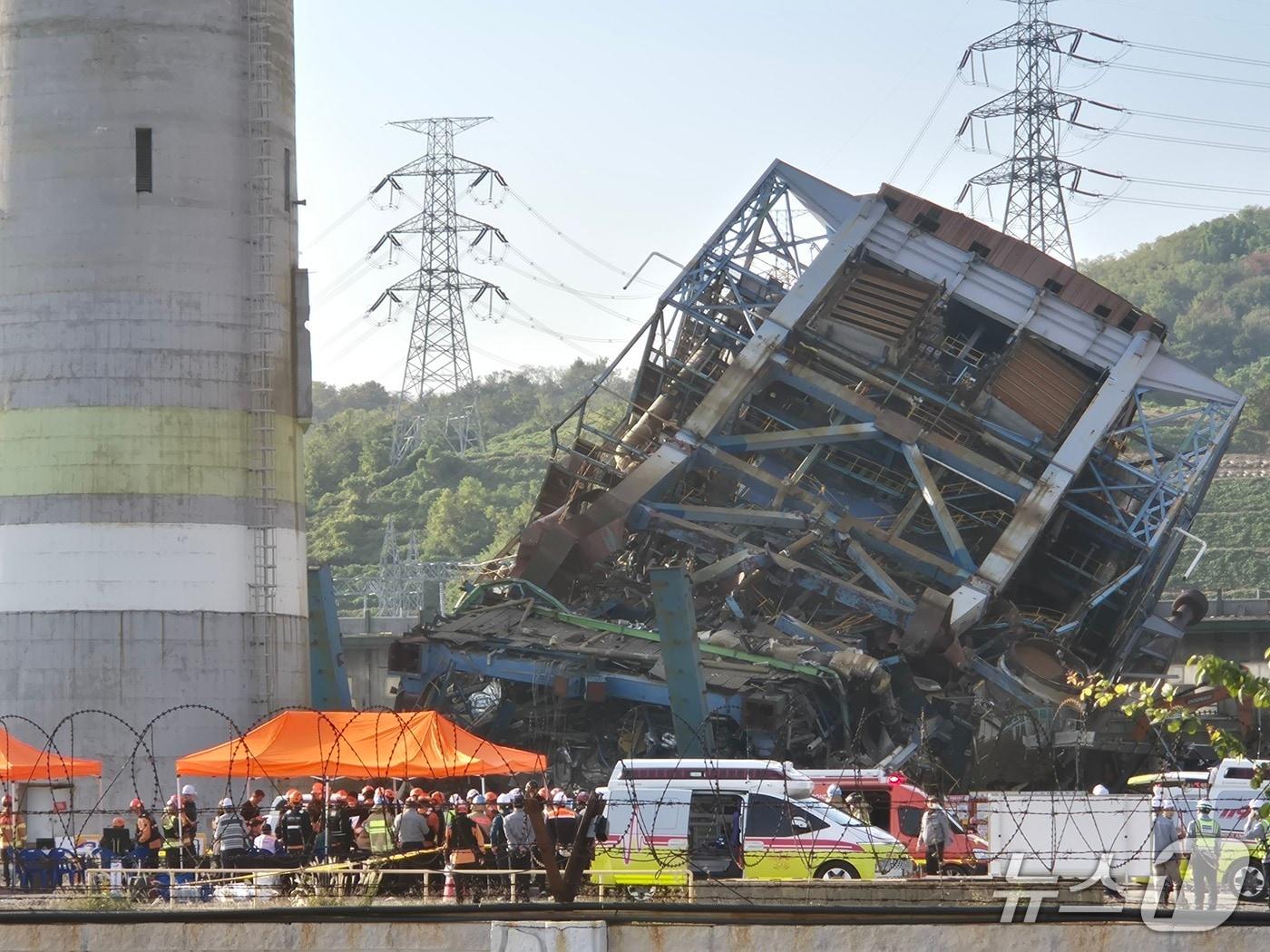 본문 이미지 - 6일 오후 울산 남구 용잠로 울산화력발전소 내 보일러 타워가 붕괴돼 있다. 이 사고로 근로자 7명이 매몰된 것으로 추정된다. 2025.11.6/뉴스1 ⓒ News1 박정현 기자