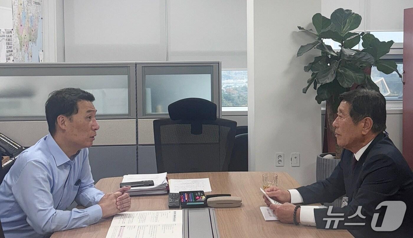 조상래 전남 곡성군수가 행안부를 방문 지역 주요 현안사업 해결을 위한 국비확보에 총력을 쏟고있다.&#40;곡성군 제공&#41; 