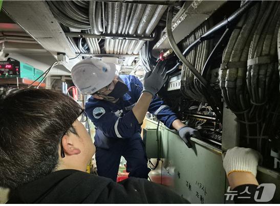 본문 이미지 - 한국해양교통안전공단 검사원이 기관실 내 전기설비를 점검하고 있다.&#40;KOMSA 제공&#41;