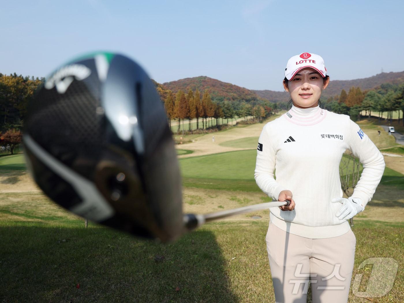 본문 이미지 - 2026년부터 미국여자프로골프(LPGA)투어에 진출하는 황유민이 6일 오후 경기 파주시 서원힐스 컨트리클럽에서 뉴스1과 인터뷰 전 포즈를 취하고 있다. ⓒ News1 황기선 기자