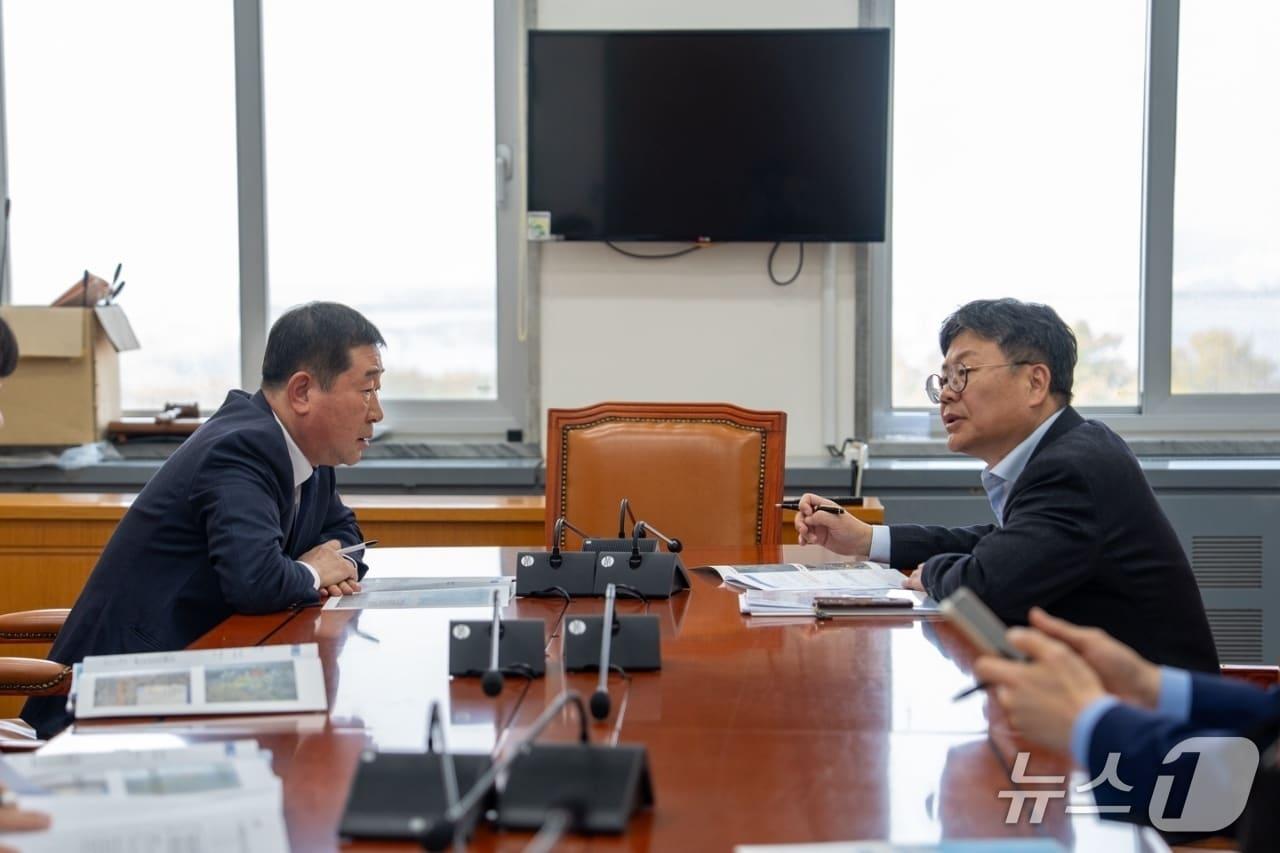 본문 이미지 - 이재영 증평군수&#40;왼쪽&#41;가 6일 국회 본관에서 기획재정부 정향우 사회예산심의관을 만나 증평군 주요 현안사업 정부 예산 반영을 요청했다.&#40;증평군 제공, 재판매 및 DB금지&#41;/뉴스1