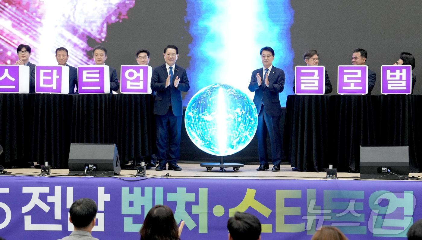 김영록 전라남도지사가 6일 순천만생태문화교육원에서 열린 ‘전라남도 벤처·스타트업 페스티벌’ 개막식 행사에서 주요 내빈들과 퍼포먼스를 하고 있다.&#40;전남도 제공. 재판매 및 DB금지&#41; 2025.11.6/뉴스1