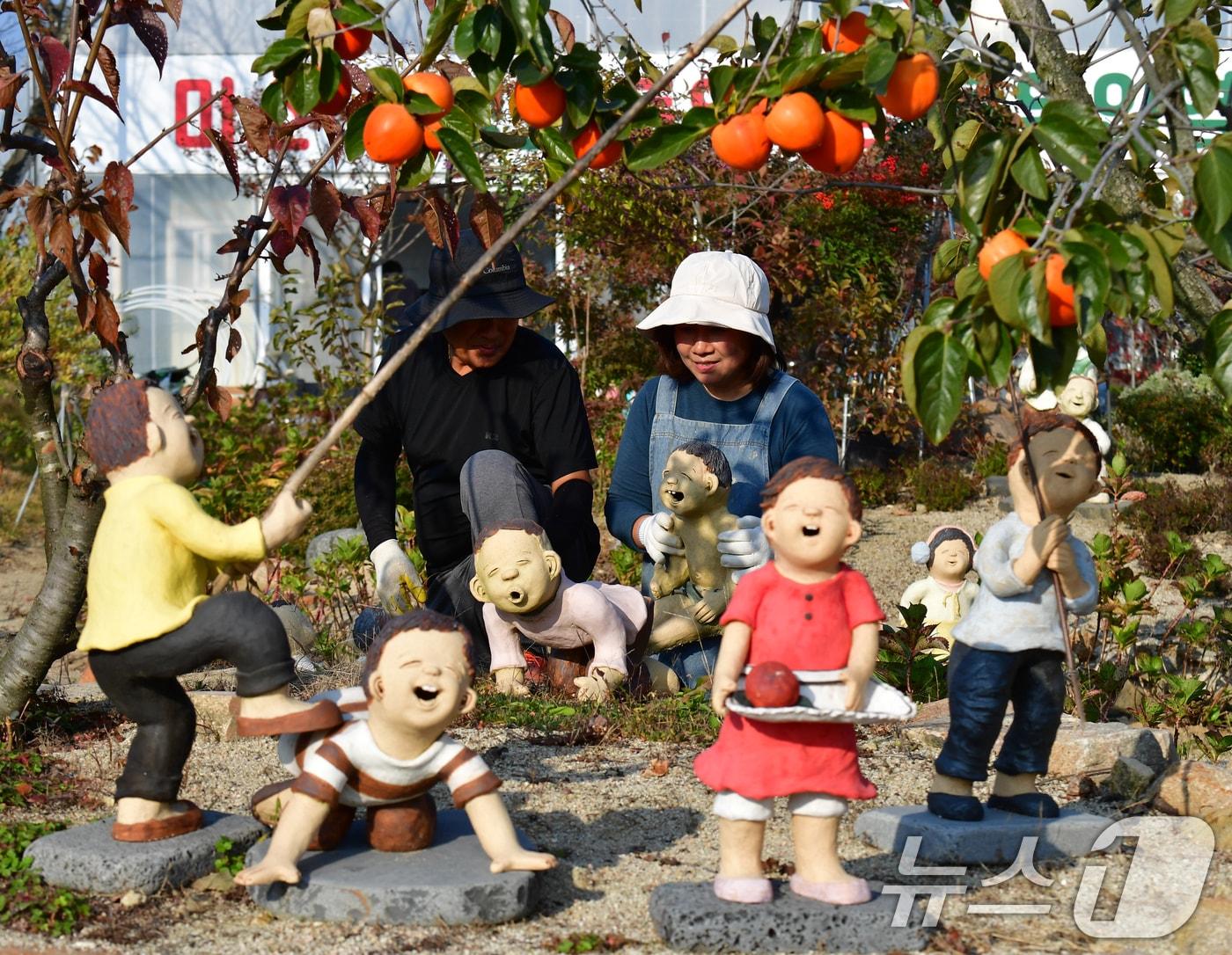 본문 이미지 - 6일 오후 경북 포항시 북구 흥해읍 망천리에 있는 미소토우 갤러리 마당에서 토우 작가인 정미소 작가 부부가 전시회를 앞두고 토우 인형들을 설치하고 있다. 미소토우 겔러리는 오는 7일부터 9일까지 22명의 작가들이 만든 토우 인형을 무료로 전시한다. 2025.11.6/뉴스1 ⓒ News1 최창호 기자
