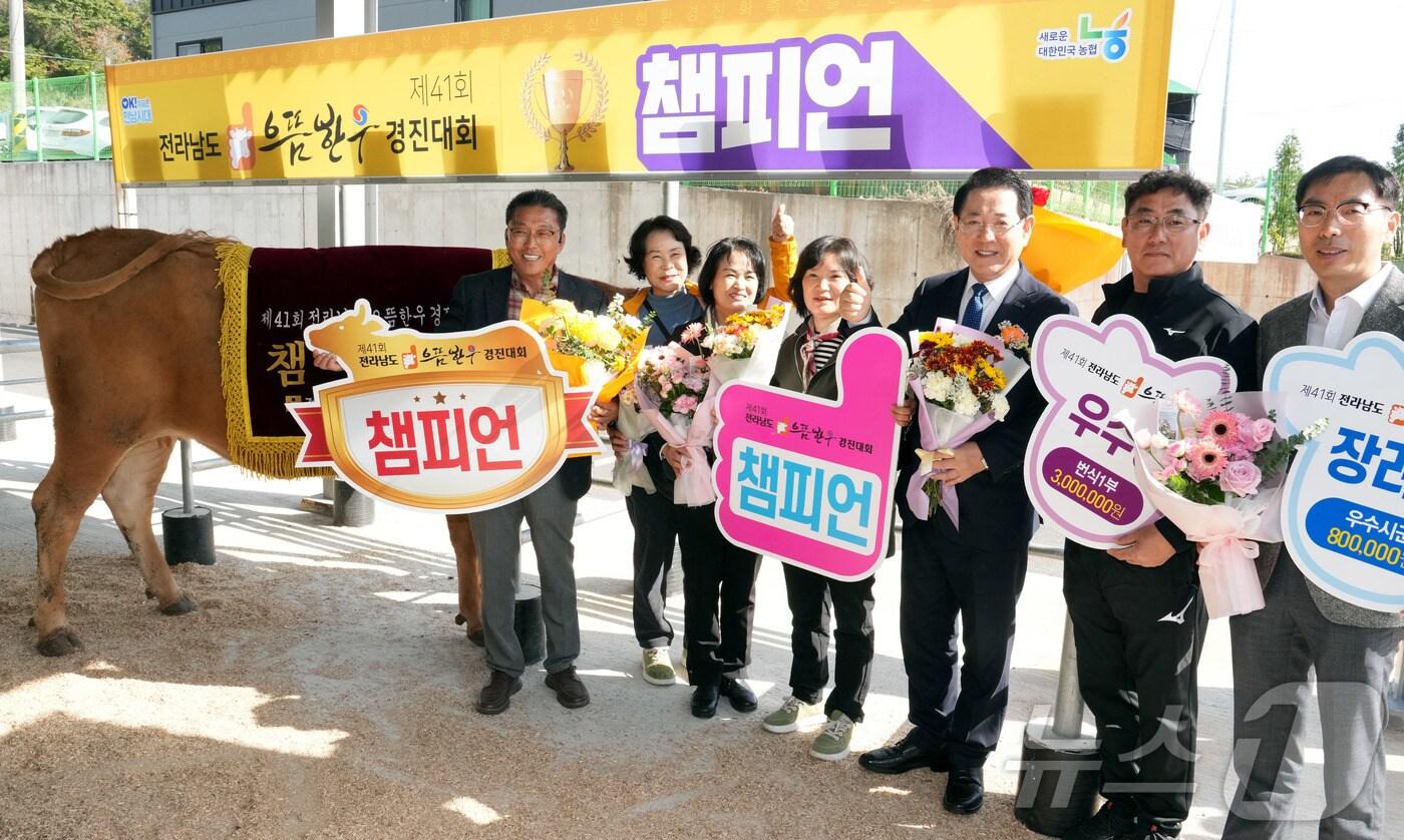 김영록 전라남도지사가 6일 순천광양축협 가축시장에서 열린 ‘2025년 전라남도 으뜸한우 경진대회’ 행사에서 종합챔피언 등 으뜸한우 수상자들을 축하해 주고 있다.&#40;전남도 제공. 재판매 및 DB금지&#41; 2025.11.6/뉴스1 