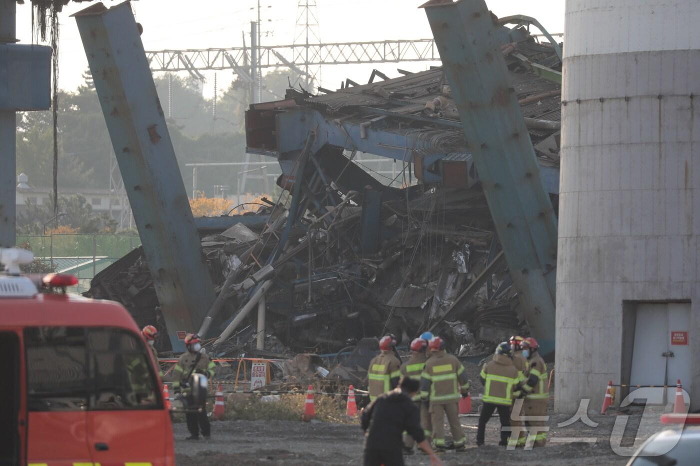 본문 이미지 - 6일 오후 울산 남구 용잠로 동서발전 울산화력발전소에서 붕괴 사고가 발생해 소방 당국이 구조 작업에 나서고 있다. 이 사고로 근로자 7명이 매몰된 것으로 추정된다. 2025.11.6/뉴스1 ⓒ News1 김세은 기자