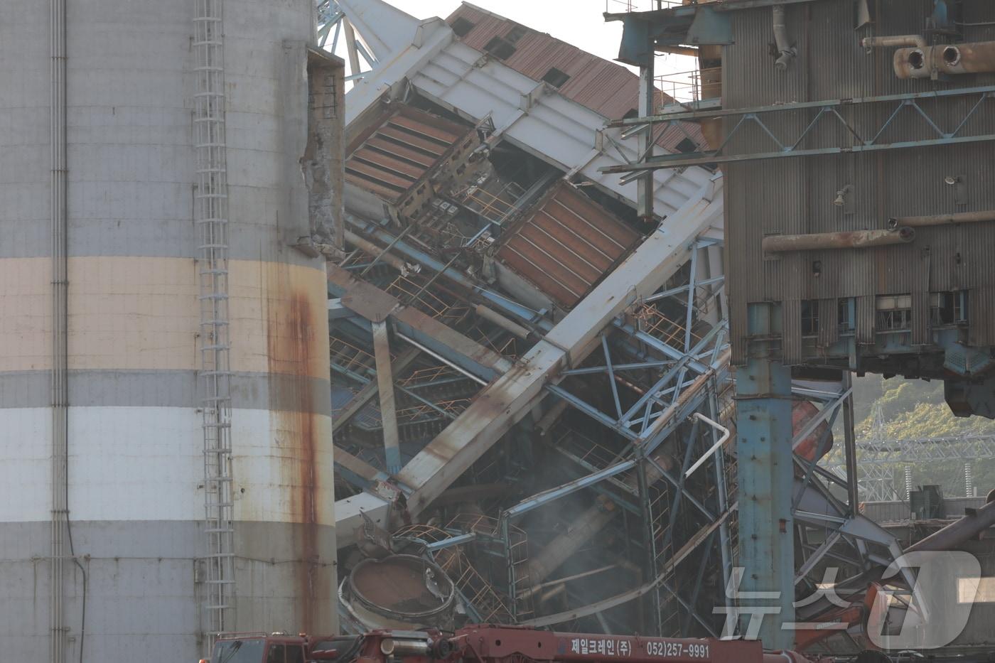6일 오후 울산 남구 용잠로 울산화력발전소 내 구조물이 붕괴돼 있다. 이 사고로 근로자 7명이 매몰된 것으로 추정된다 2025.11.6/뉴스1 ⓒ News1 김세은 기자