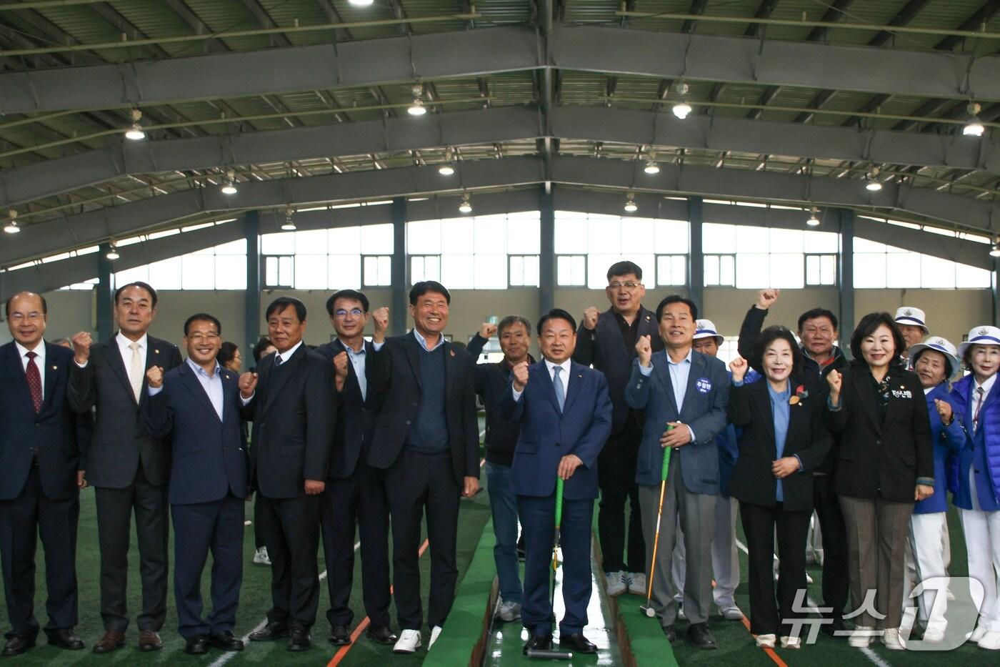 전남 여수시와 여수상공회의소가 지난 5일 &#39;2025년 여수기업사랑·지역사랑 범시민 게이트볼 대회&#39;를 개최하고 기념사진을 촬영하고 있다. &#40;여수상의 제공. 재판매 및 DB금지&#41;