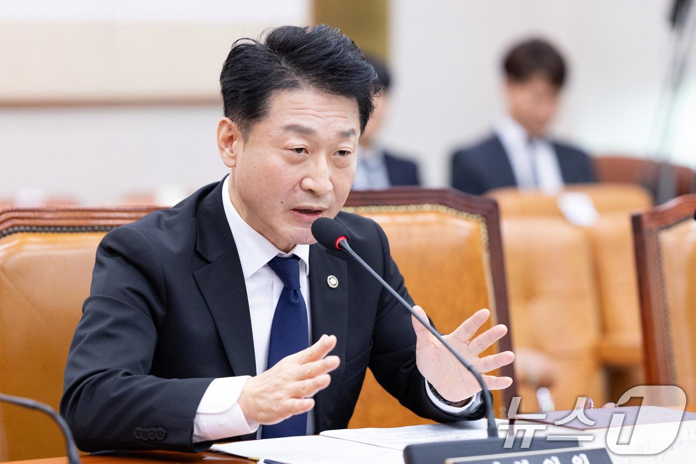 이호현 기후에너지환경부 제2차관이 6일 서울 여의도 국회에서 열린 법제사법위원회 제429회국회&#40;정기회&#41; 제12차 전체회의에 출석해 의원 질의에 답변하고 있다. 2025.11.6/뉴스1 ⓒ News1 이승배 기자