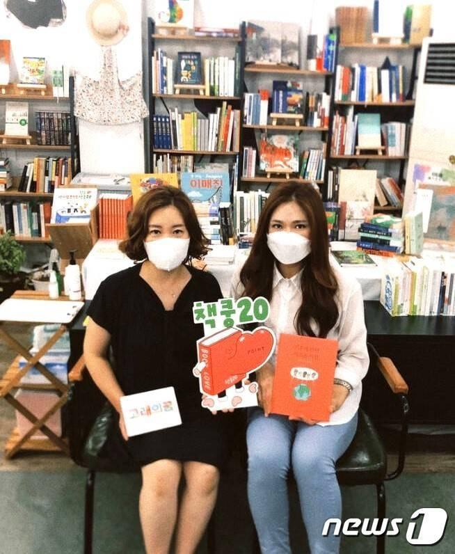 본문 이미지 - 전북 전주시가 독서문화 확산과 지역서점 경영 안정을 위해 도입한 ‘전주책사랑포인트 책쿵20’이 큰 호응을 얻고 있는 것으로 조사됐다.(전주시 제공)/뉴스1DB