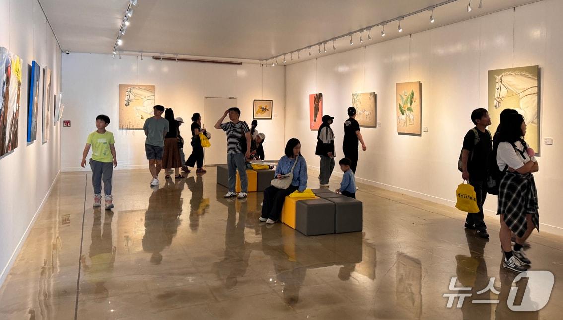 본문 이미지 - 한국마사회가 말박물관 초대전 작가를 모집한다. 올해 열린 초대전의 모습 &#40;한국마사회 제공&#41;