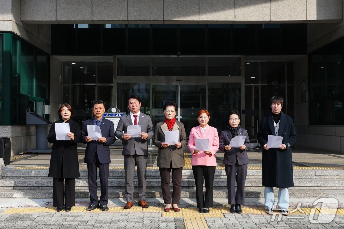 경기 안산시의회 국민의힘 소속 의원들이 ITS 뇌물의혹 사건 관련 이민근 안산시장에 대한 성명문을 발표하고 있다.&#40;김유숙 비례대표 측 제공&#41;