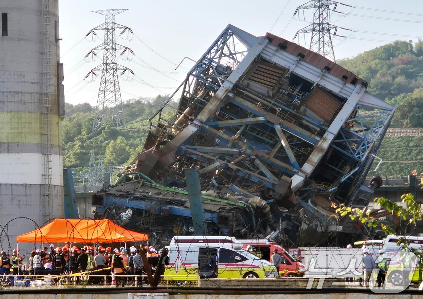 6일 오후 울산 남구 용잠로 동서발전 울산화력발전소에서 붕괴 사고가 발생해 소방 당국이 구조 작업에 나서고 있다. 2025.11.6/뉴스1 ⓒ News1 박정현 기자