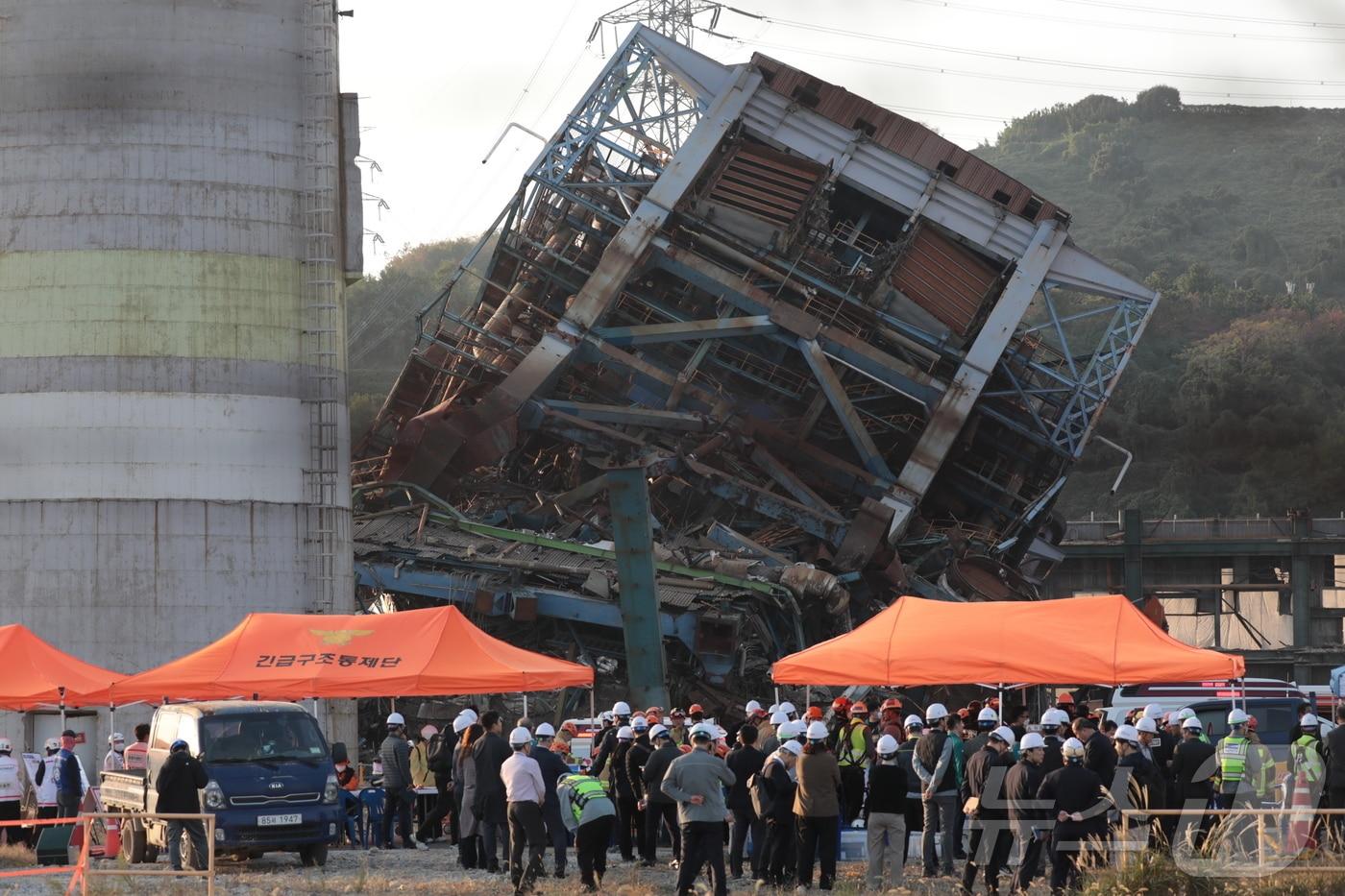 6일 오후 울산 남구 용잠로 동서발전 울산화력발전소에서 붕괴 사고가 발생해 소방 당국이 구조 작업에 나서고 있다. 이 사고로 근로자 9명이 매몰돼 이 중 4명이 구조된 것으로 추정된다. 2025.11.6/뉴스1 ⓒ News1 김세은 기자