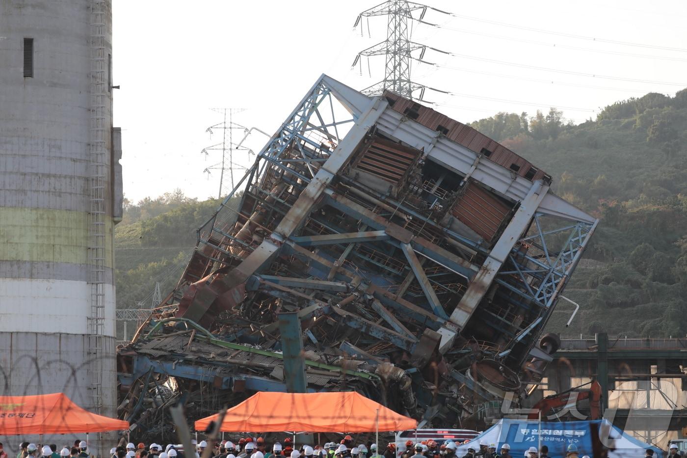 지난 11월6일 오후 울산 남구 용잠로 동서발전 울산화력발전소에서 붕괴 사고가 발생해 소방 당국이 구조 작업에 나서고 있다. 이 사고로 근로자 9명이 매몰됐다. 2025.11.6/뉴스1 ⓒ News1 김세은 기자