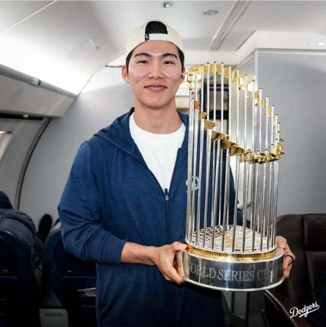본문 이미지 - 월드시리즈 우승 트로피를 들고 웃고 있는 김혜성.&#40;다저스 SNS 캡처&#41;