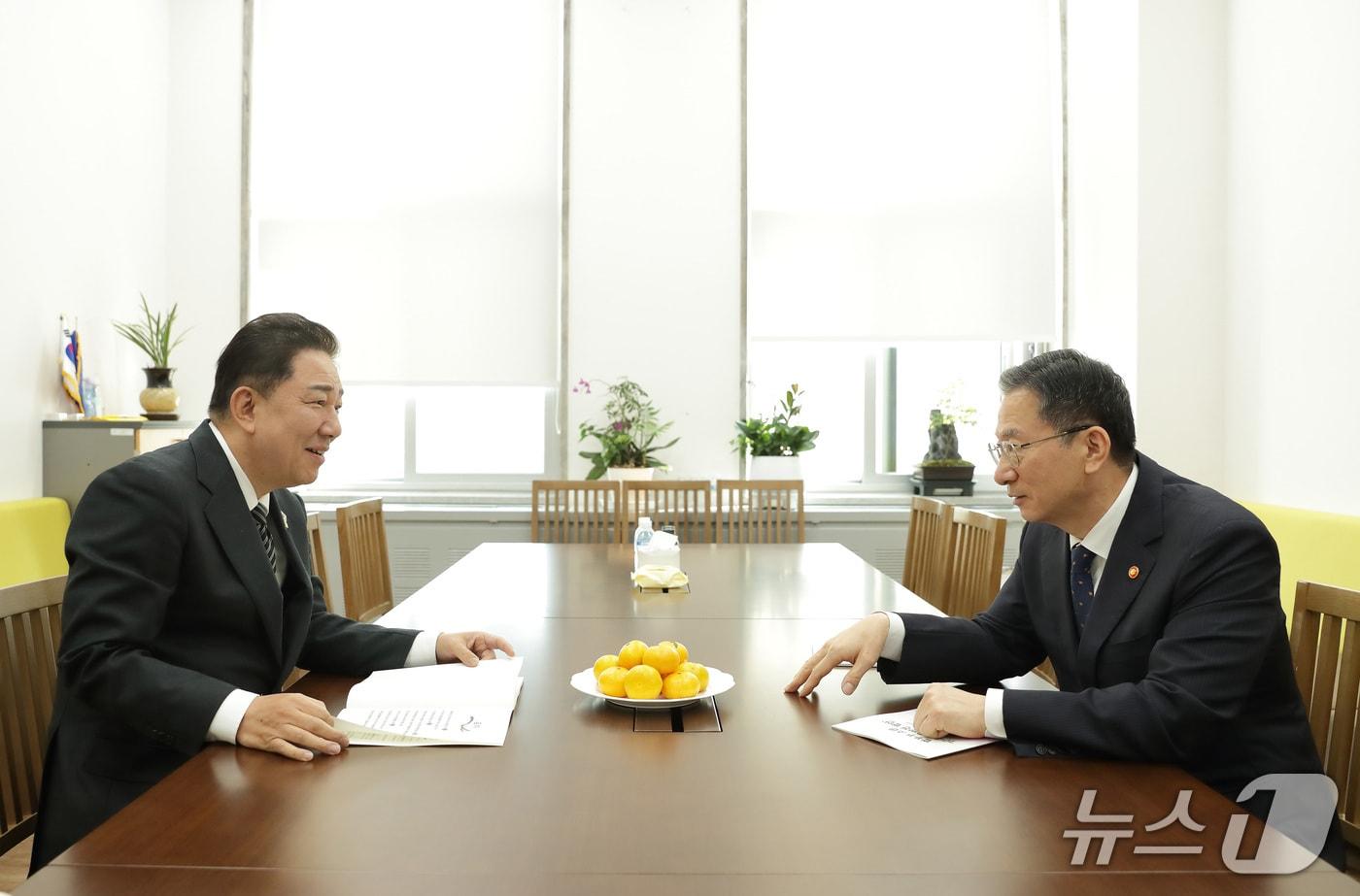 김병기 더불어민주당 원내대표를 예방한 정성호 법무부 장관.&#40;법무부 제공&#41;