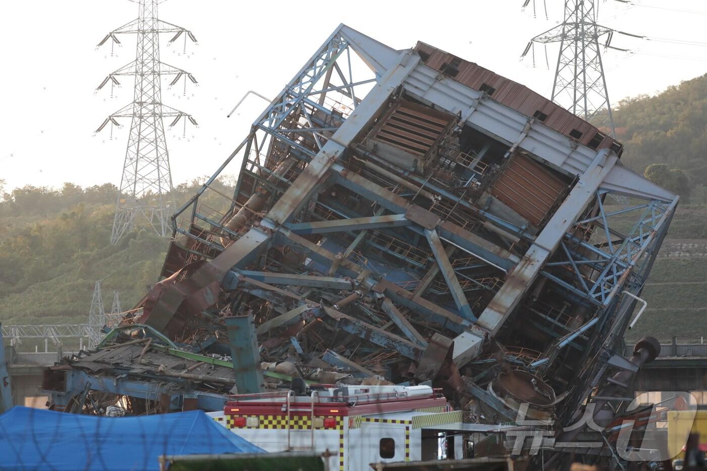 지난 6일 오후 울산 남구 용잠로 동서발전 울산화력발전소에서 보일러 타워 붕괴 사고가 발생해 소방 당국이 구조 작업에 나서고 있다. 2025.11.6/뉴스1 ⓒ News1 김세은 기자