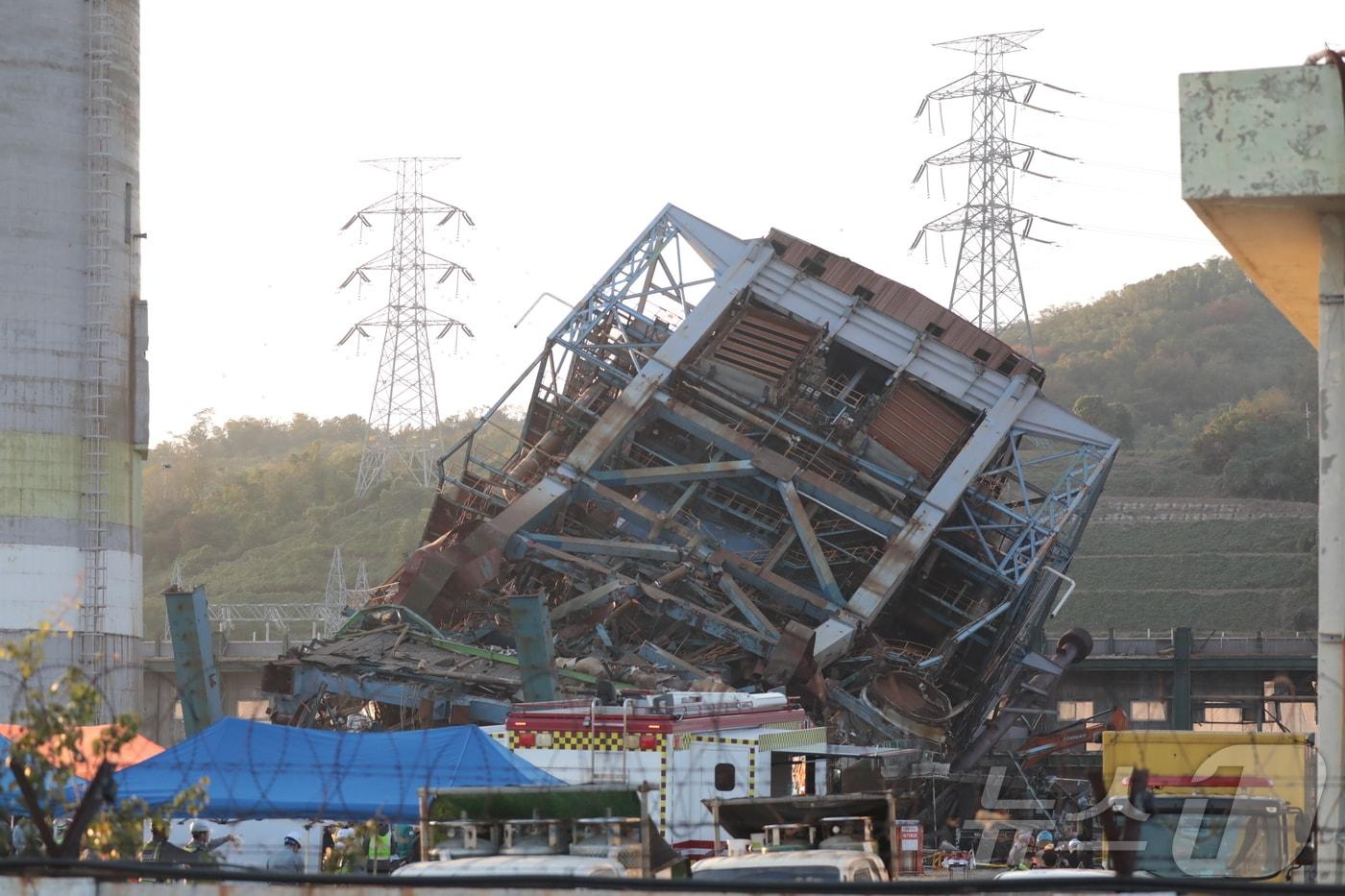 6일 오후 울산 남구 용잠로 동서발전 울산화력발전소에서 보일러 타워 붕괴 사고가 발생해 소방 당국이 구조 작업을 하고 있다. 2025.11.6/뉴스1 ⓒ News1 김세은 기자