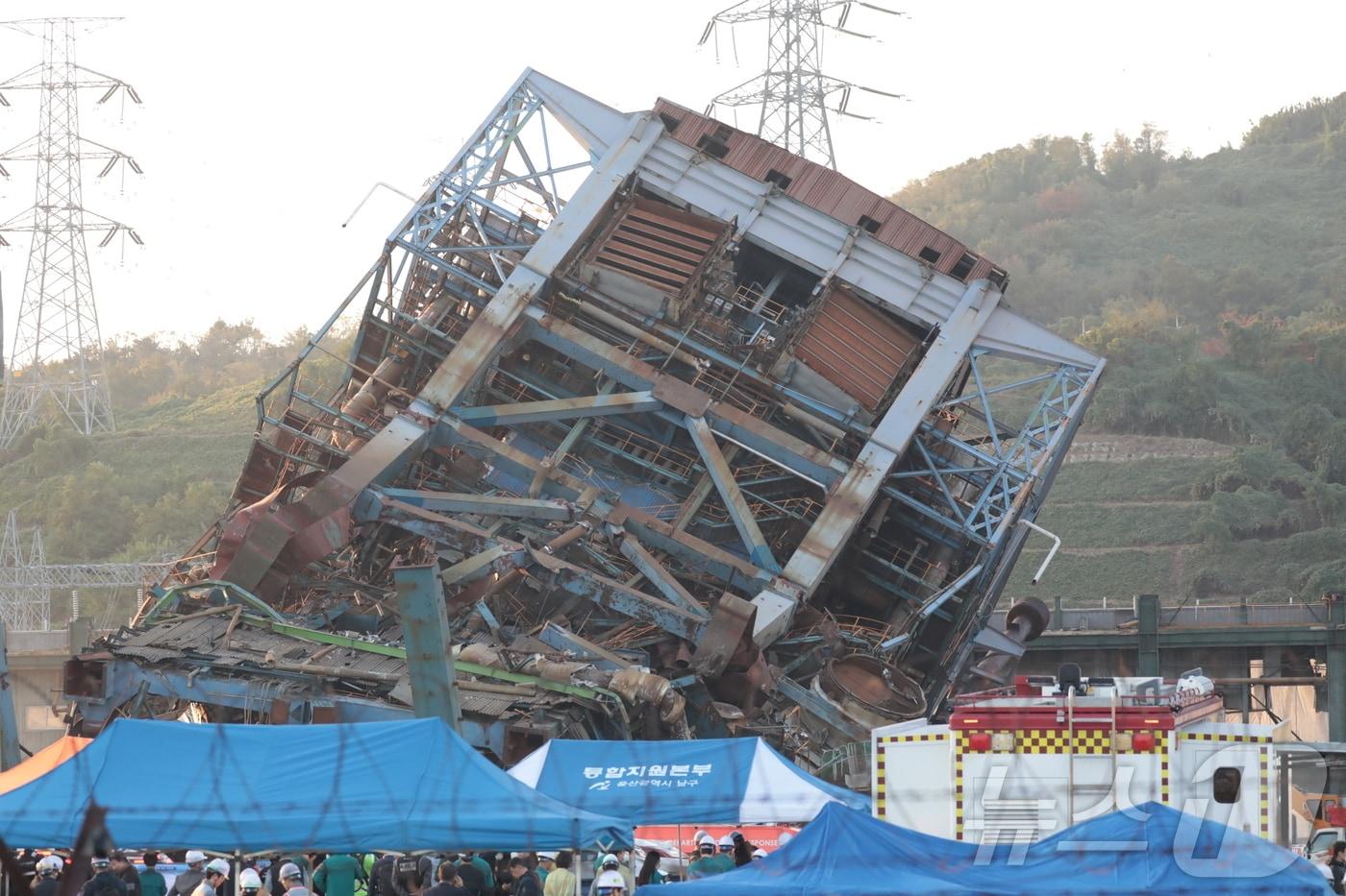 6일 오후 울산 남구 용잠로 동서발전 울산화력발전소에서 보일러 타워 붕괴 사고가 발생해 소방 당국이 구조 작업을 하고 있다. 2025.11.6/뉴스1 ⓒ News1 김세은 기자