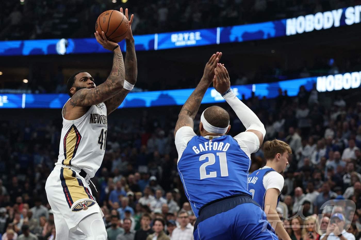 NBA 뉴올리언스 사디크 베이&#40;왼쪽&#41;가 6일&#40;한국시간&#41; 댈러스와 경기에서 슛을 쏘고 있다.ⓒ AFP=뉴스1