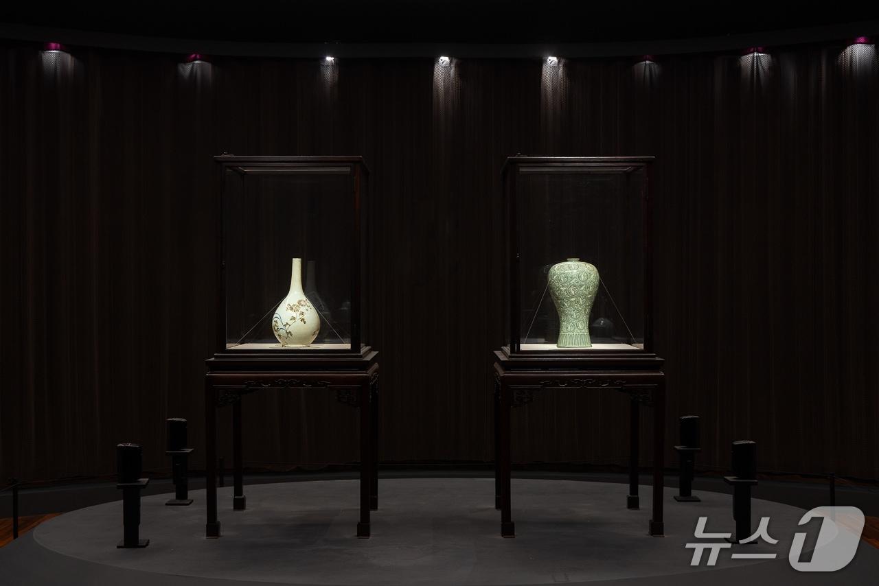 본문 이미지 - 국보 도자기인 '청자상감운학문매병'과 '백자청화철채동채초충난국문병'을 대구에서 볼 기회가 내년 1월까지로 확정됐다. 사진은 현재 대구간송미술관에 상설 전시 중인 '백자청화철채동채초충난국문병'(왼쪽)과 '청자상감운학문매병'. (대구간송미술관 제공. 재판매 및 DB 금지)/뉴스1
