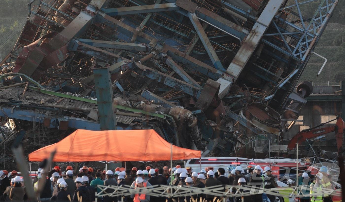 6일 오후 울산 남구 용잠로 동서발전 울산화력발전소에서 보일러 타워 붕괴 사고가 발생해 소방 당국이 구조 작업에 나서고 있다. 이 사고로 근로자 9명이 매몰돼 이 중 4명이 구조된 것으로 추정된다. ⓒ News1 김세은 기자