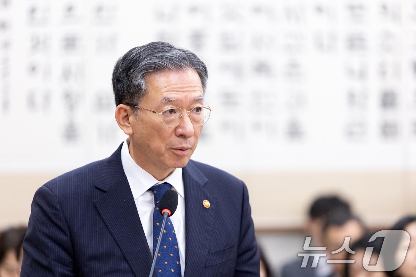 정성호 법무부 장관이 6일 서울 여의도 국회에서 열린 법제사법위원회 제429회국회&#40;정기회&#41; 제12차 전체회의에 출석해 2024년도 예산안 관련 제안 설명을 하고 있다. 2025.11.6/뉴스1 ⓒ News1 이승배 기자