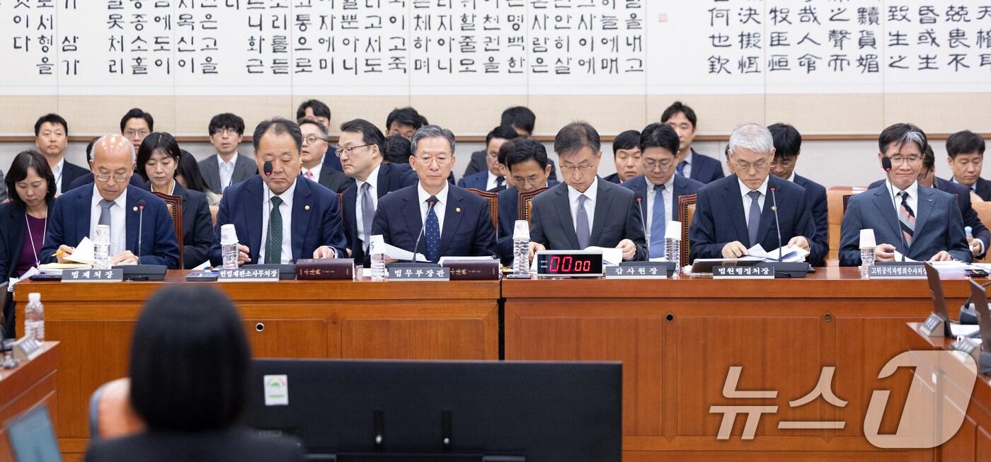 정성호 법무부 장관이 6일 서울 여의도 국회에서 열린 법제사법위원회 제429회국회&#40;정기회&#41; 제12차 전체회의에 출석해 있다. 2025.11.6/뉴스1 ⓒ News1 이승배 기자