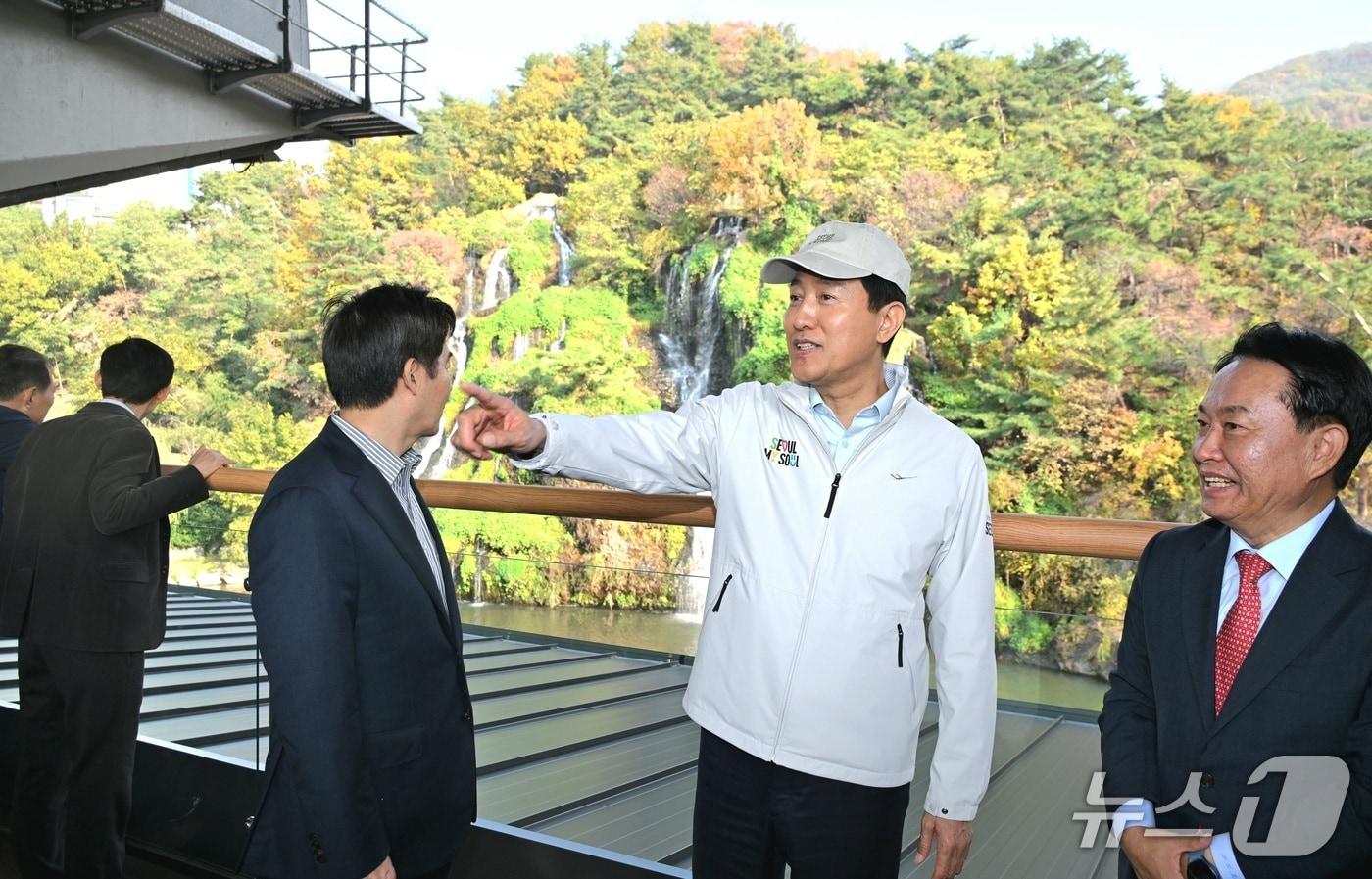오세훈 서울시장이 6일&#40;목&#41; 서대문구 홍제동 일대에서 열린 &#39;홍제폭포 북합문화센터 개관식&#39;에 참석해 시설을 둘러보고 있다.