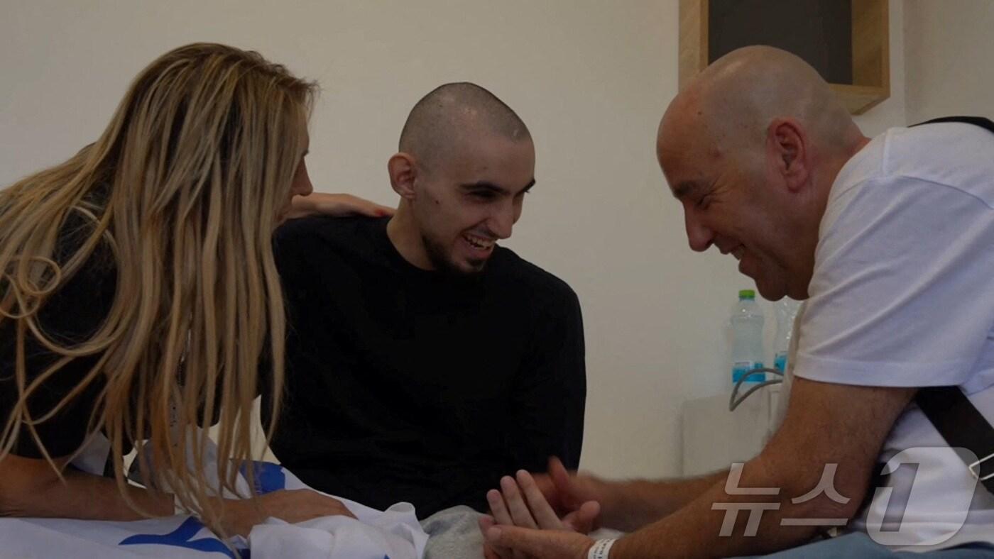 가자지구에 억류됐던 롬 브라스라브스키의 석방 직후 모습 ⓒ 로이터=뉴스1