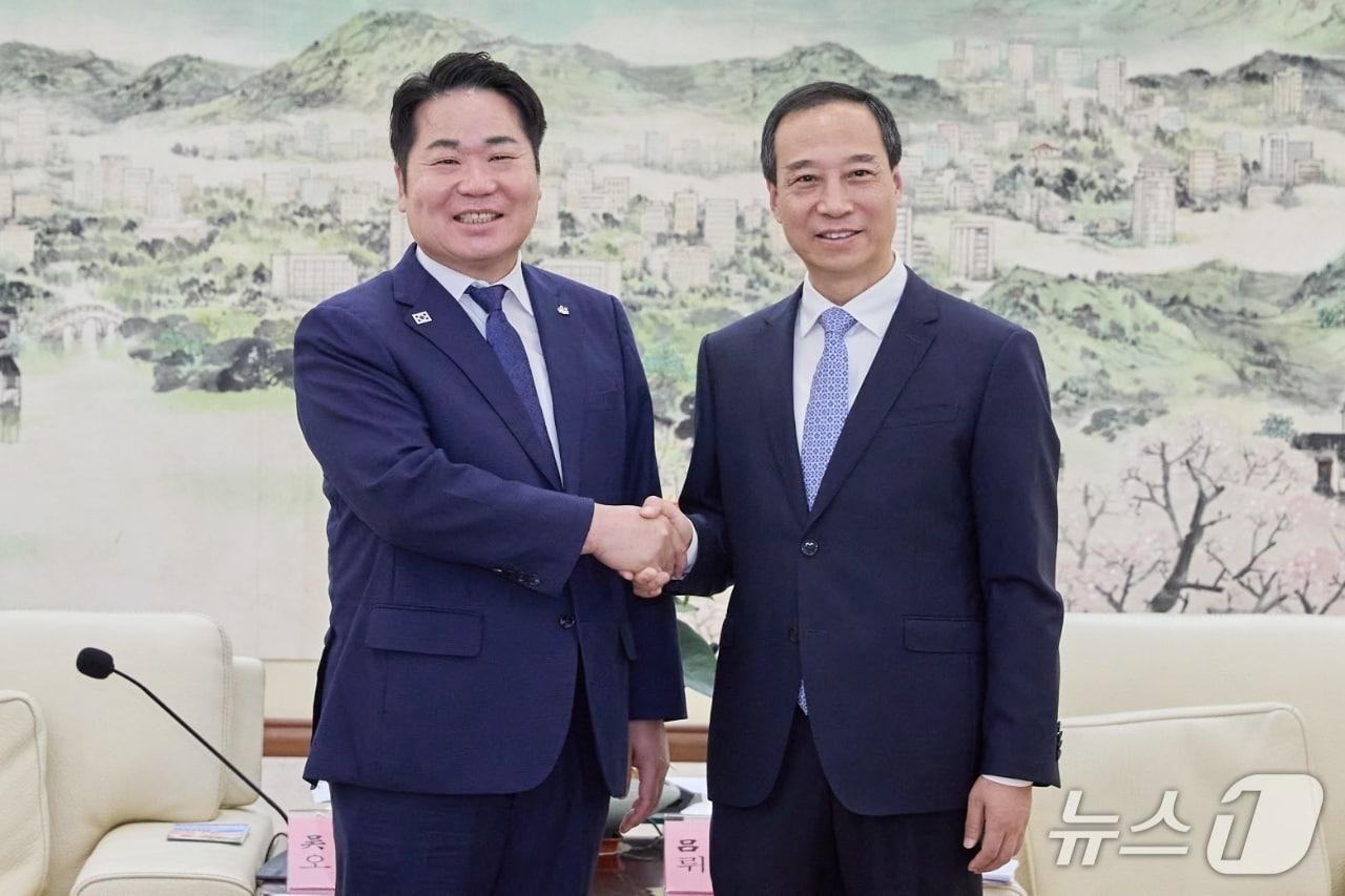 본문 이미지 - 사진 왼쪽부터 오세현 아산시장, 뤼청시 동관시장&#40;아산시청 제공. 재판매 및 DB금지&#41;