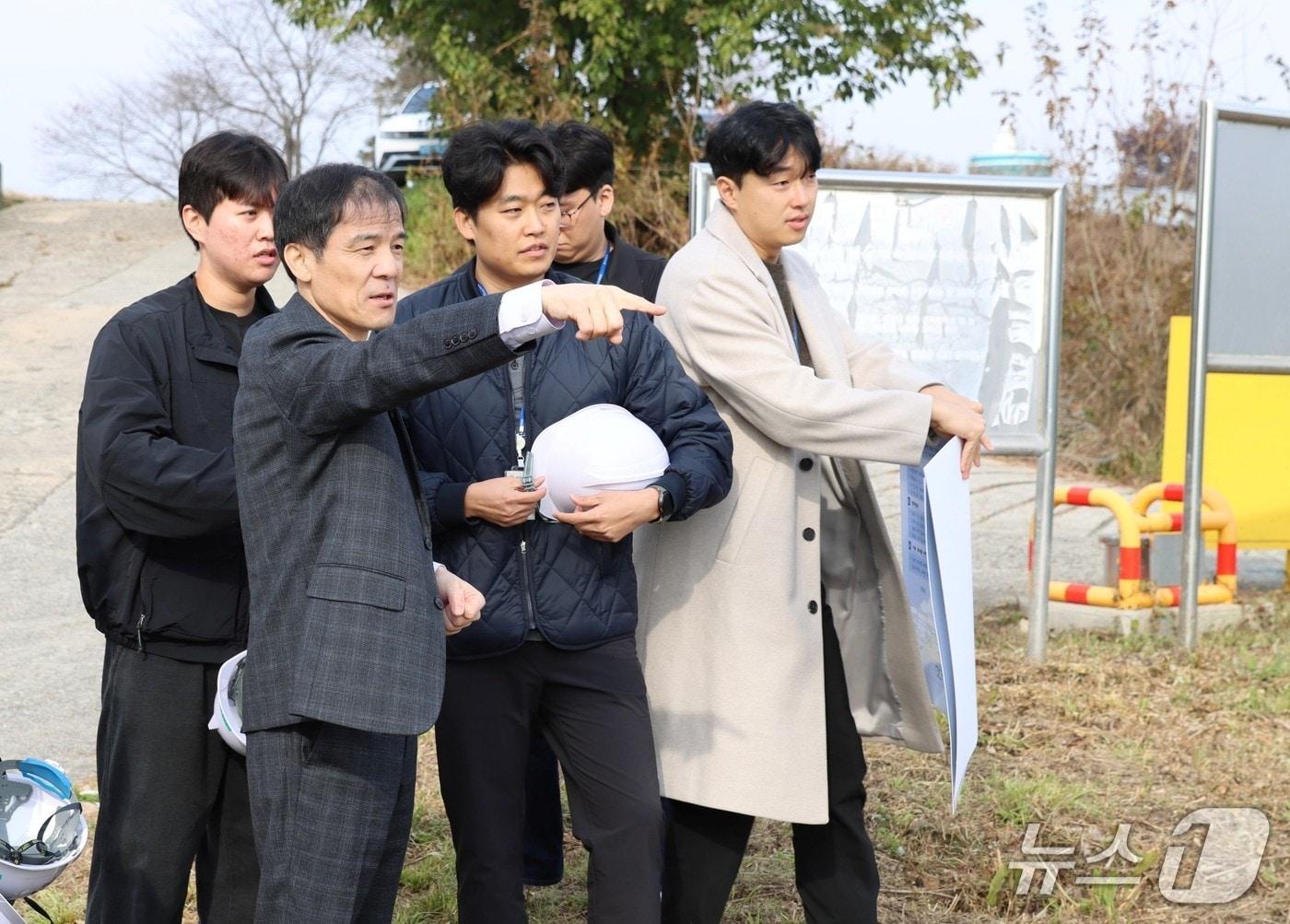 본문 이미지 - 홍동곤 한강청장(맨 앞)이 6일 경기 여주시 이천취수장을 방문해 취수장 개선사업 현황을 점검하고 있다.(한강청 제공)