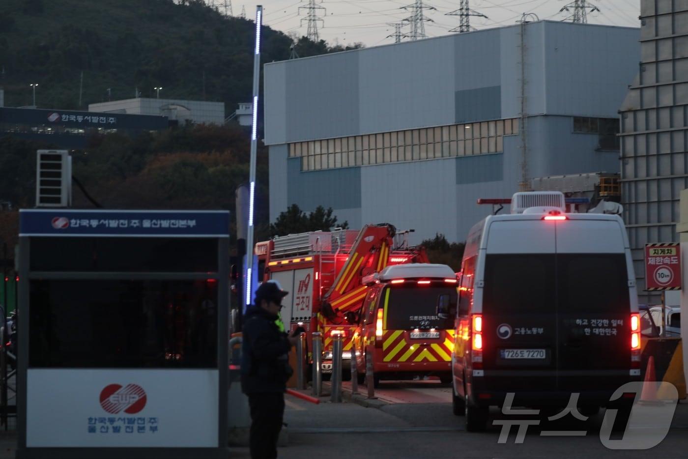 6일 오후 울산 남구 용잠로 동서발전 울산화력발전소 보일러 타워 붕괴현장으로 고용노동부 직원들이 탄 차량이 들어가고 있다. 2025.11.6/뉴스1 ⓒ News1 김세은 기자