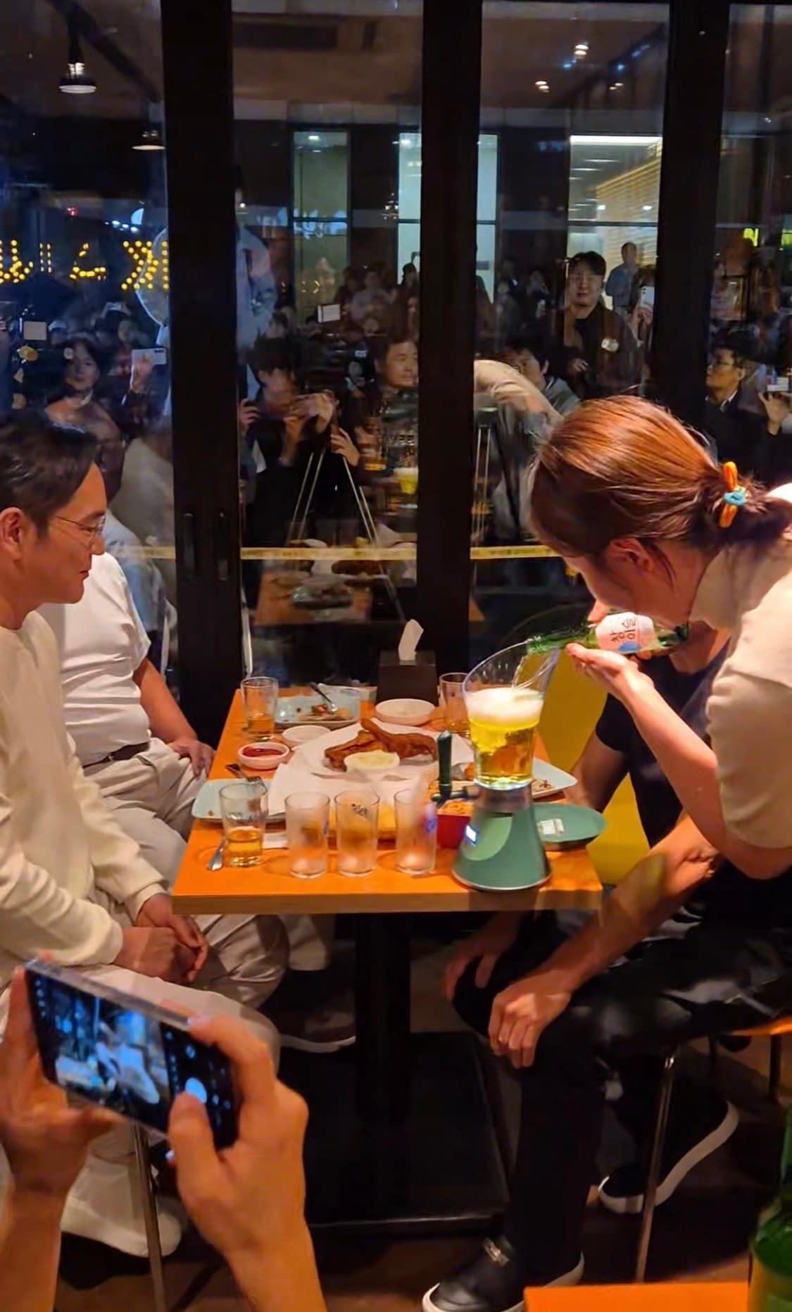 본문 이미지 - 지난달 30일 깐부치킨 삼성점에서 강혜지 하이트진로 사원이 직접 테슬라&#40;테라+참이슬&#41; 소맥을 제조하는 모습.&#40;강혜지 하이트진로 사원 제공&#41;