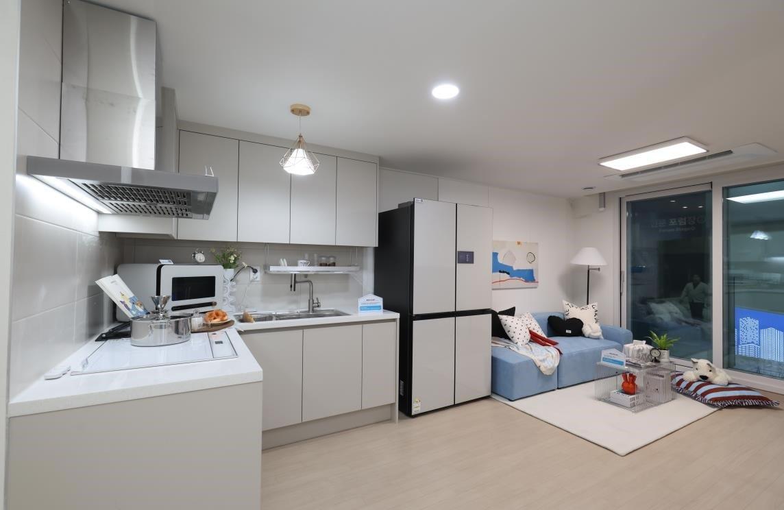 본문 이미지 - 2025 스마트건설·안전·AI 엑스포&#39;에 설치된 모듈러주택 전시홍보관.&#40;국토부 제공&#41; / 뉴스1 ⓒ News1