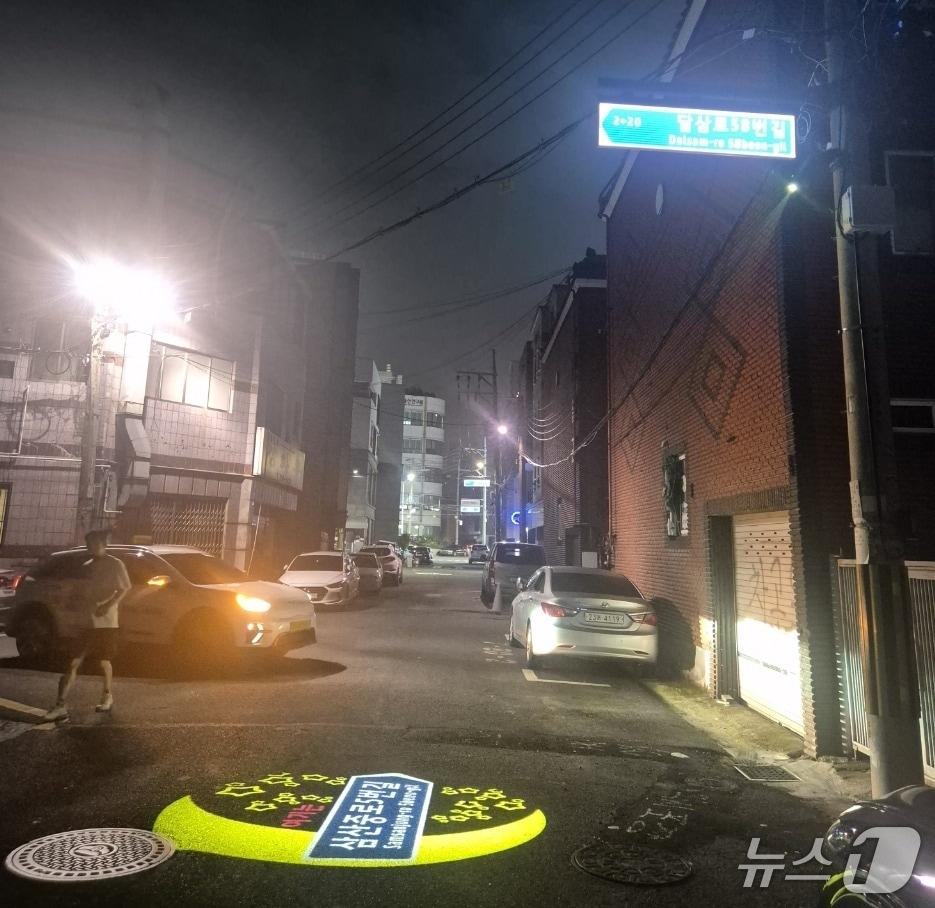 본문 이미지 - 울산 남구 달동 여성안심귀갓길에 설치된 도로명 LED 경관조명. &#40;울산시 제공. 재판매 및 DB 금지&#41; /뉴스1