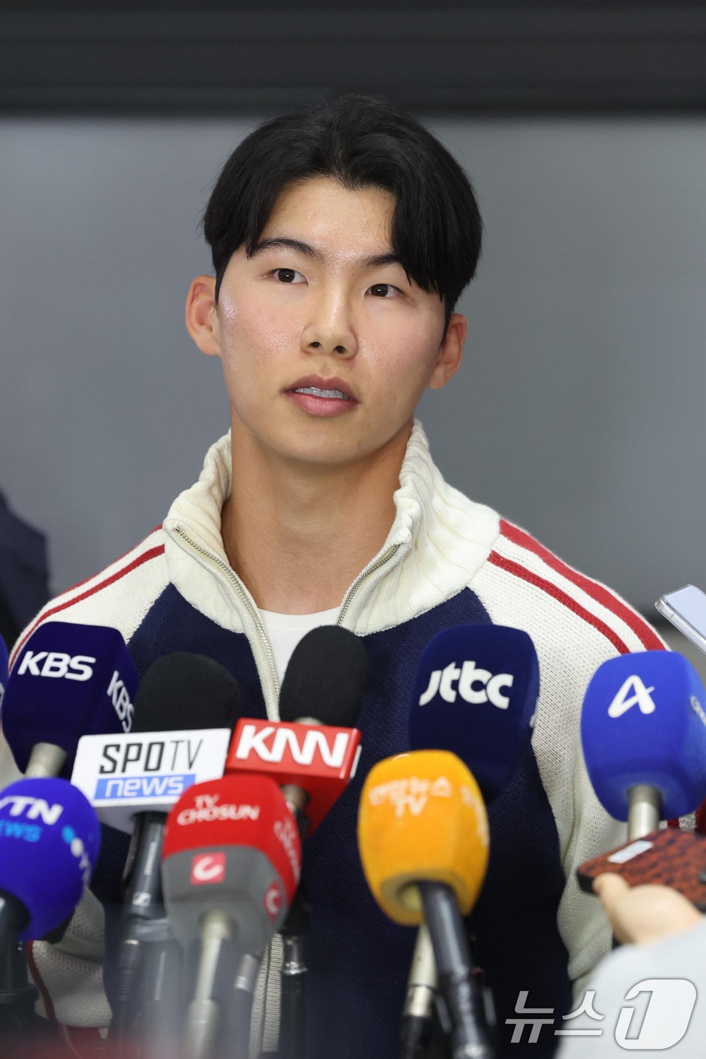 본문 이미지 - 메이저리그&#40;MLB&#41; 진출 첫 시즌부터 월드시리즈&#40;WS&#41; 우승을 함께한 LA 다저스 김혜성이 6일 오후 인천국제공항을 통해 입국하고 있다. 김혜성은 올해 정규시즌 71경기에 출전해 0.280의 타율과 3홈런 17타점 13도루 등을 기록했다. ⓒ News1 황기선 기자