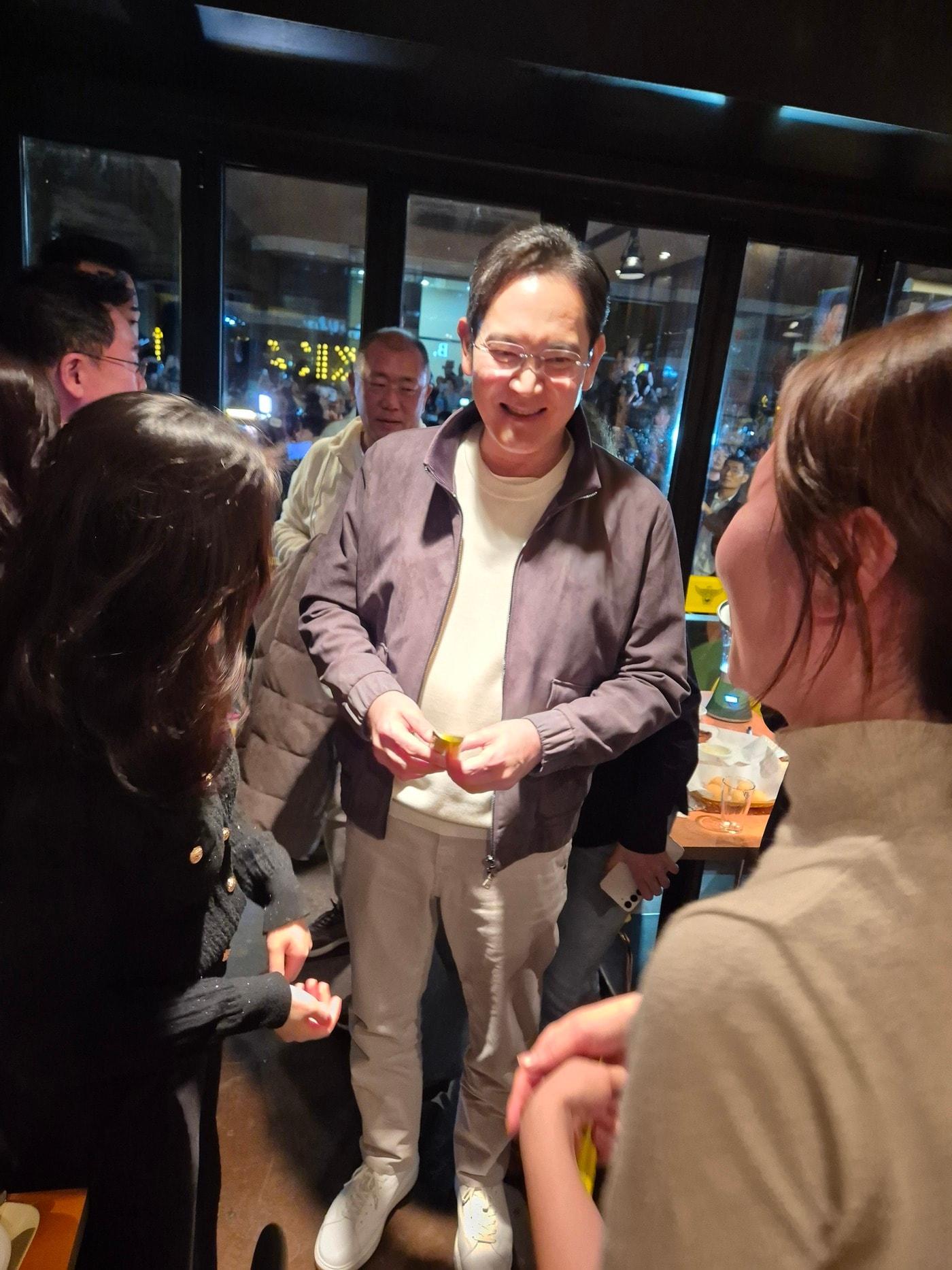 지난달 30일 깐부치킨 삼성점에서 이재용 삼성전자 회장이 매장 방문 고객들과 대화를 나누는 모습.&#40;강혜지 하이트진로 사원 제공&#41;