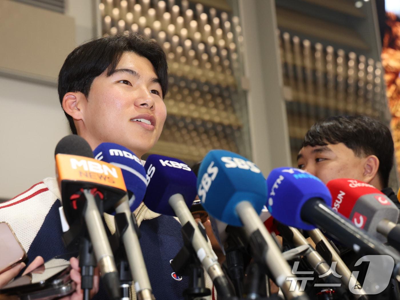 본문 이미지 - 메이저리그&#40;MLB&#41; 진출 첫 시즌부터 월드시리즈&#40;WS&#41; 우승을 함께한 LA 다저스 김혜성이 6일 오후 인천국제공항을 통해 입국, 취재진 질문에 답하고 있다.  2025.11.6/뉴스1 ⓒ News1 황기선 기자